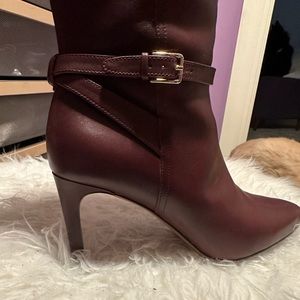 Tall leather boot. Wine color